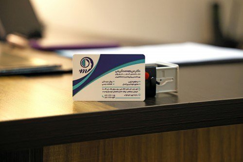 Carte de visite posée sur un bureau
